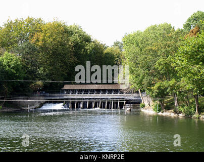 Vue sur Fleuve vers Shepperton Lock de la banque de la Tamise à Weybridge, Surrey, England, UK Banque D'Images