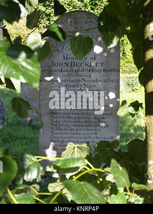 Pierre tombale Anciant datant de 1802 de l''Église Saint-Pierre, ancien datant du 12ème siècle à Stockbridge, Hampshire, Angleterre;et, UK Banque D'Images