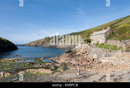 Un cadre idyllique maison en pierres située dans une belle crique de Cornouailles en Angleterre, Royaume-Uni. Banque D'Images