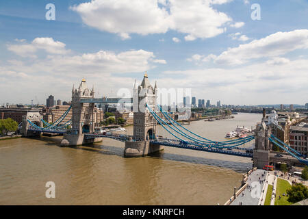 Vue de haut le Tower Bridge, la Tamise et l'Est de Londres, Angleterre. Banque D'Images