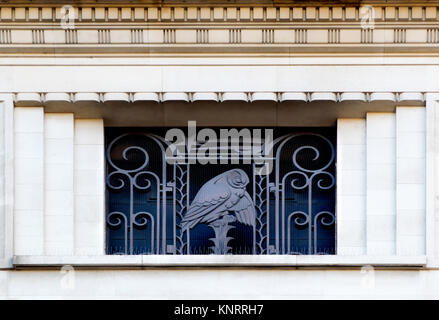 Londres, Angleterre, Royaume-Uni. Ancien Derry et Toms Dept Store, Kensington High Street (Art Déco, 1933 - arch : Bernard George) façade Art déco détail. Metalwor Banque D'Images