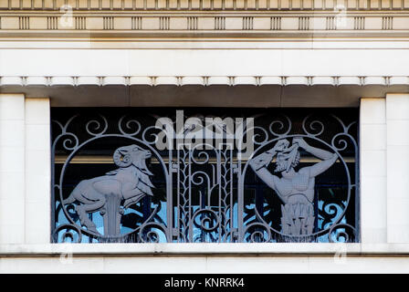 Londres, Angleterre, Royaume-Uni. Ancien Derry et Toms Dept Store, Kensington High Street (Art Déco, 1933 - arch : Bernard George) façade Art déco détail. Metalwor Banque D'Images