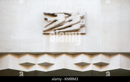 Londres, Angleterre, Royaume-Uni. Peterborough House / ancien Daily Telegraph Building à 141 Fleet Street. Hirondelles - pierres de base-relief sur la façade Banque D'Images