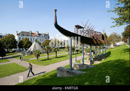 Boulogne-sur-Mer (nord de la France) : Square Auguste-Mariette-Pacha, célèbre égyptologue, à l'honneur sur cette place avec le bateau solaire Khufu Banque D'Images