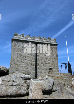 Ancien poste de garde-côtes Lookout sur Pedn men du promontoire, Penwith Heritage Coast, Péninsule de Penwith, Cornwall, England, UK en Juin Banque D'Images