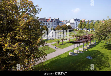 Boulogne-sur-Mer (nord de la France) : Square Auguste-Mariette-Pacha, célèbre égyptologue, à l'honneur sur cette place avec le bateau solaire Khufu, et Banque D'Images