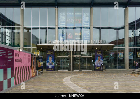 La façade de Milton Keynes Theatre qui a ouvert ses portes en 1999 après une campagne de 25 ans pour faire un théâtre de la ville, France Banque D'Images