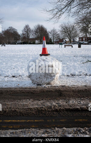 Les farceurs créez d'énormes boules de neige et les rouler dans de route étroite causant encore plus de problèmes de trafic indésirable Banque D'Images