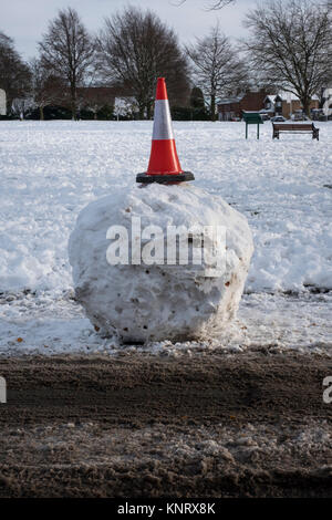 Les farceurs créez d'énormes boules de neige et les rouler dans de route étroite causant encore plus de problèmes de trafic indésirable Banque D'Images