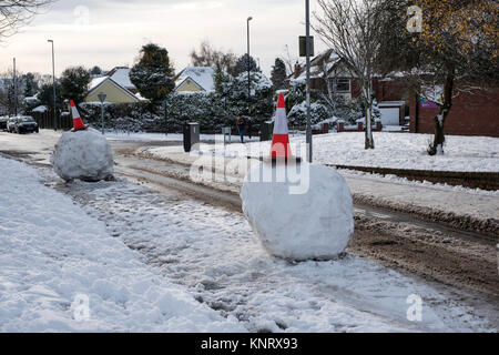 Les farceurs créez d'énormes boules de neige et les rouler dans de route étroite causant encore plus de problèmes de trafic indésirable Banque D'Images