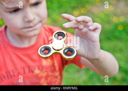 Part Spinner, également connu sous le nom de fidget spinner, un jouet qui améliore la concentration. C'est dit d'avoir une valeur thérapeutique et améliorer la concentration Banque D'Images