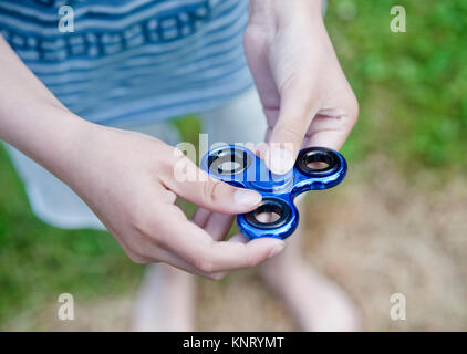 Part Spinner, également connu sous le nom de fidget spinner, un jouet qui améliore la concentration. C'est dit d'avoir une valeur thérapeutique et améliorer la concentration Banque D'Images