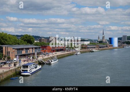 Rouen (nord de la France) : vue panoramique sur la ville et les rives de la Seine, rive droite avec le spectaculaire lieu culturel 'Panorama' XXL Banque D'Images