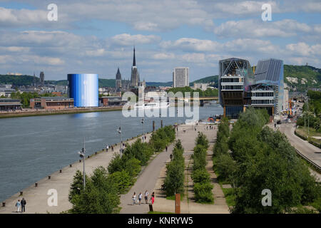 Rouen (nord de la France) : vue panoramique sur la ville et les rives de la Seine, l'entrepôt rénové 'hangar 108', siège de 'Rouen M Banque D'Images