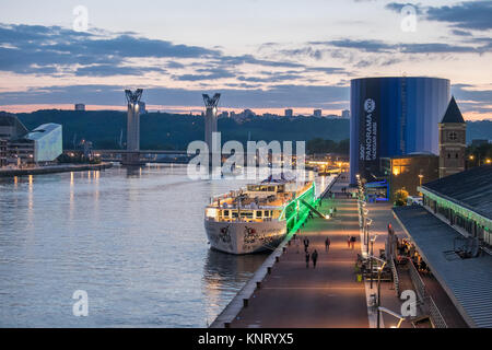 Rouen (nord de la France) : les banques de la Seine, avec la construction de la spectaculaire lieu culturel 'panorama XXL' sur la rive droite et du pont Banque D'Images