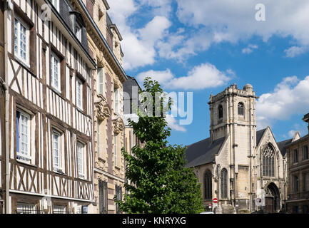 Rouen (nord de la France) : maisons et église de Rouen sur la place "place Restout' au centre-ville de Rouen Banque D'Images