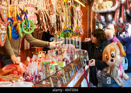 Glasgow, Royaume-Uni, 9 décembre 2017 - Marché de Noël dans les rues de Glasgow, avec des stands vendant des décorations, la nourriture fraîche et des bonbons. Banque D'Images