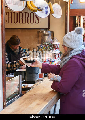 Glasgow, Royaume-Uni, 9 décembre 2017 - Marché de Noël dans les rues de Glasgow, avec des stands vendant des décorations, la nourriture fraîche et des bonbons. Banque D'Images