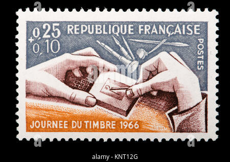 Timbre-poste français (1966) : Journee du Timbre / Jour de la Stamp 1966 - graveur au travail Banque D'Images