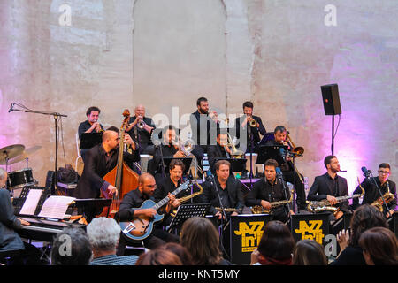 Spilamberto, Italie- Octobre 02, 2016 : Jazz Orchestra sur scène sur des festivités en centre ville historique Banque D'Images