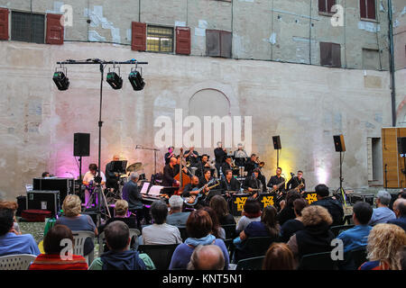 Spilamberto, Italie- Octobre 02, 2016 : Jazz Orchestra sur scène sur des festivités en centre ville historique Banque D'Images