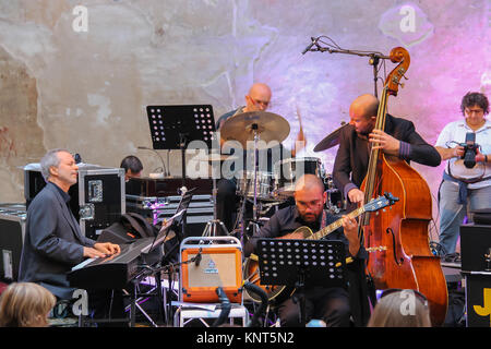 Spilamberto, Italie- Octobre 02, 2016 : Jazz Orchestra sur scène sur des festivités en centre ville historique Banque D'Images