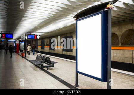 Modèle de publicité vide souterrain du métro de la ville de Munich Banc Allemagne Europe Transport public urbain à l'intérieur lumière grande rectangulaire Banque D'Images