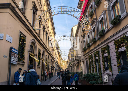 Milan Italie Monte Napoleone célèbre rue commerçante de ciel bleu l'hiver 2016 Noël Décoration Vacances touristes Visites Banque D'Images