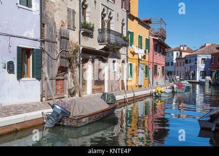 Les bâtiments colorés, de canaux et de bateaux dans le village vénitien de Burano, Venise, Italie, Europe. Banque D'Images