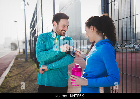 Sportif et de la sportive flirter piscine après exercice de remise en forme