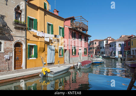 Les bâtiments colorés, de canaux et de bateaux dans le village vénitien de Burano, Venise, Italie, Europe. Banque D'Images