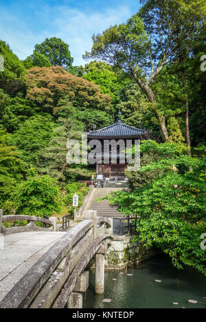 Pont et étang dans le jardin du temple de Chion-in, Kyoto, Japon Banque D'Images