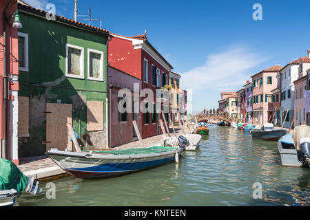 Les bâtiments colorés, de canaux et de bateaux dans le village vénitien de Burano, Venise, Italie, Europe. Banque D'Images