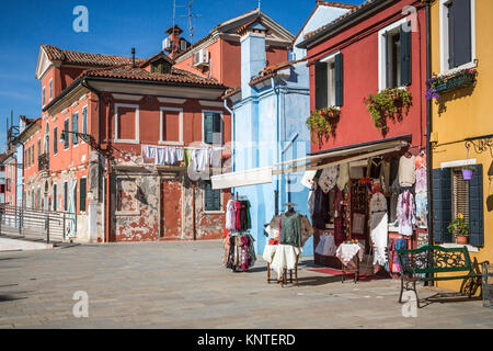 Les bâtiments colorés, de canaux et de bateaux dans le village vénitien de Burano, Venise, Italie, Europe. Banque D'Images