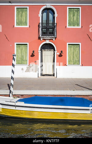 Les bâtiments colorés, de canaux et de bateaux dans le village vénitien de Burano, Venise, Italie, Europe. Banque D'Images