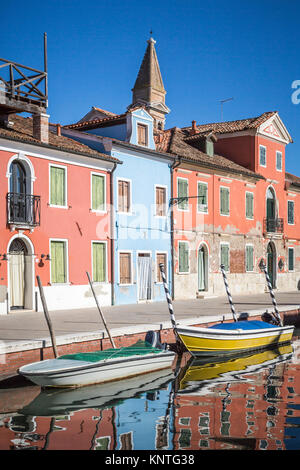 Les bâtiments colorés, de canaux et de bateaux dans le village vénitien de Burano, Venise, Italie, Europe. Banque D'Images