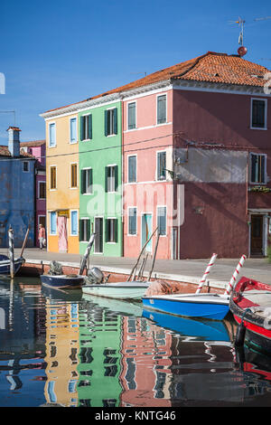 Les bâtiments colorés, de canaux et de bateaux dans le village vénitien de Burano, Venise, Italie, Europe. Banque D'Images