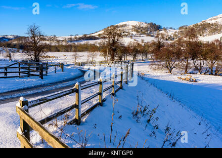 Scène de neige au nord du Pays de Galles. Vallée de Llangollen. Dinas Bran château sur la colline de loin. Banque D'Images