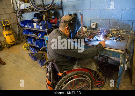 Nogales, Sonora, Mexique - ARSOBO atelier, un organisme sans but lucratif, l'embauche de travailleurs handicapés pour faire des fauteuils roulants, prothèses, appareils auditifs et d'inc Banque D'Images