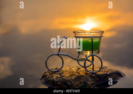 Location en miniature lac avec le coucher du soleil Banque D'Images