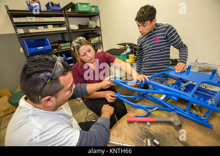 Nogales, Sonora, Mexique - ARSOBO atelier, un organisme sans but lucratif, l'embauche de travailleurs handicapés pour faire des fauteuils roulants, prothèses, appareils auditifs et d'inc Banque D'Images