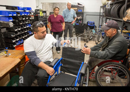 Nogales, Sonora, Mexique - ARSOBO atelier, un organisme sans but lucratif, l'embauche de travailleurs handicapés pour faire des fauteuils roulants, prothèses, appareils auditifs et d'inc Banque D'Images