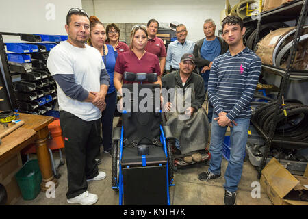 Nogales, Sonora, Mexique - Le personnel de l'ARSOBO atelier, un organisme sans but lucratif qui embauche des travailleurs handicapés pour faire des fauteuils roulants, prothèses, et l'audition Banque D'Images