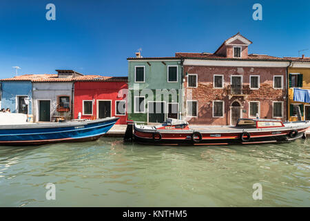 Les bâtiments colorés, de canaux et de bateaux dans le village vénitien de Burano, Venise, Italie, Europe. Banque D'Images