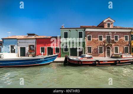 Les bâtiments colorés, de canaux et de bateaux dans le village vénitien de Burano, Venise, Italie, Europe. Banque D'Images