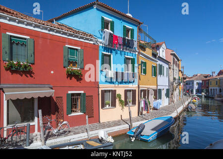 Les bâtiments colorés, de canaux et de bateaux dans le village vénitien de Burano, Venise, Italie, Europe. Banque D'Images