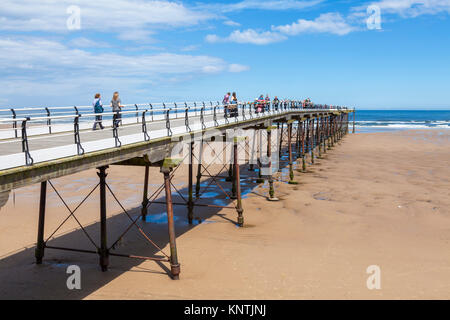 nord-est de l'angleterre saltburn au bord de la mer angleterre Saltburn Pier victorian Pier et plage de sable saltburn cleveland North Yorkshire Angleterre GB Europe Banque D'Images