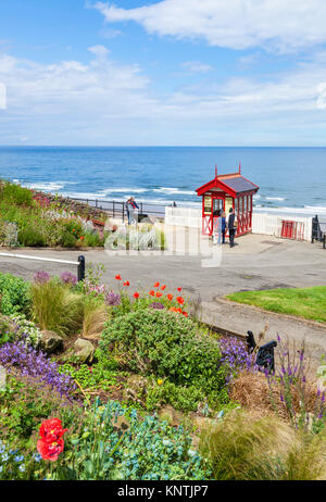 L'Angleterre par la mer Angleterre Marseille Marseille falaise falaise saltburn ticket de tramway tramway lyon stand kiosque North Yorkshire Angleterre uk go Banque D'Images