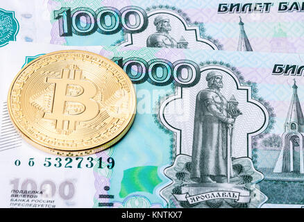 Bitcoin or sur fond des billets au rouble russe. Concept d'affaires de nouveau l'argent virtuel Banque D'Images