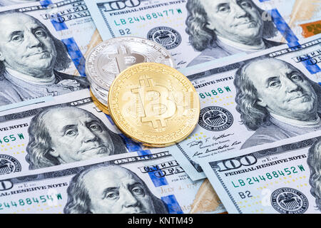 Les Bitcoins couché plus d'une centaine de dollars américains bill close up. Concept d'affaires d'argent virtuel Banque D'Images